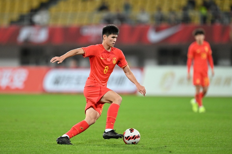 博鱼体育投注平台-媒体人：陈泽仕是这届国青最好的中场，身材高大而且全能